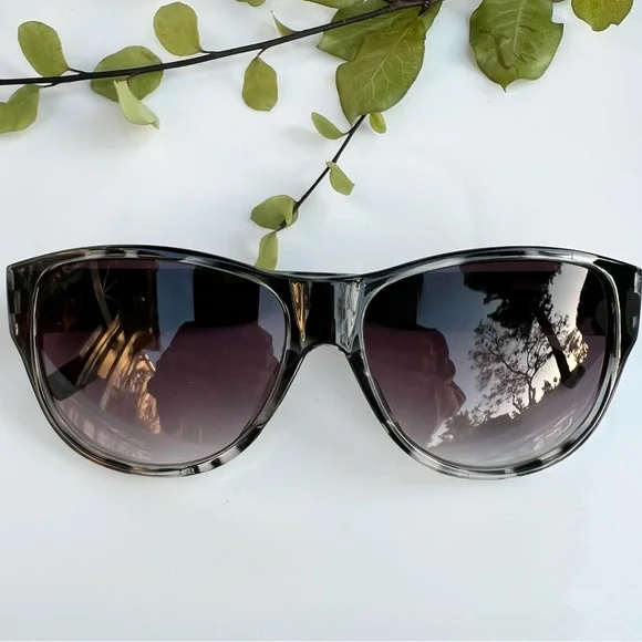 Quay Australia Black and Gray Sunglasses with Gradient Lenses Amazon.com: QUAY - Sunglasses for Men & Women, Polarized  main image 4